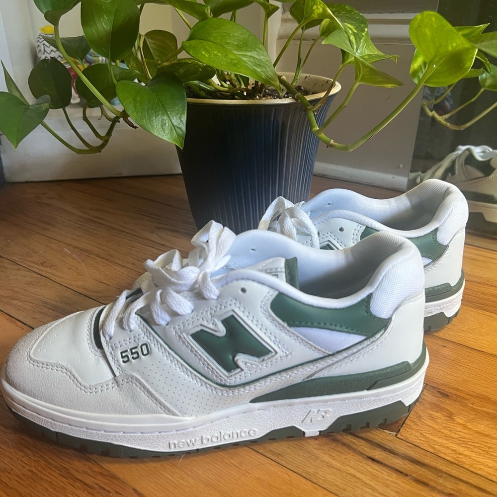WORN ONCE Forest Green New Balance 550’s
Size 6.5M/8W